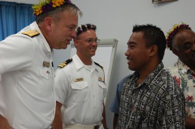 [Assignment: 48-DPA-SOI_K_Pohnpei_6-10-11-07] Pacific Islands Tour: Visit of Secretary Dirk Kempthorne [and aides] to Pohnpei Island, of the Federated States of Micronesia [48-DPA-SOI_K_Pohnpei_6-10-11-07__DI13795.JPG]