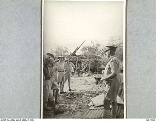 PORT MORESBY, PAPUA, NEW GUINEA. 1943-01-18. VX14646 LIEUTENANT COLONEL E.M. KENT, COMMANDING, PORT MORESBY ANTI-AIRCRAFT GROUP ADDRESSING OFFICERS ATTENDING A STAFF COURSE AT HEADQUARTERS, NEW ..