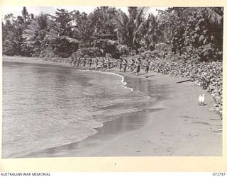 MADANG, NEW GUINEA. 1944-04-26. A PATROL FROM C COMPANY, 57/60TH INFANTRY BATTALION, WALKING ALONG THE BEACH FIVE MILES FROM MADANG BETWEEN THE GOGOL AND GUM RIVERS. THE PATROL WAS THE FIRST TO ..
