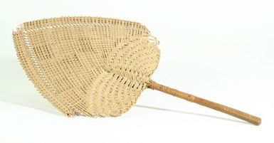 ili tea (fan with wooden handle)