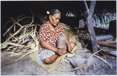 Pandanus leaves are dried and softened by beating them with 'te ikuiku'