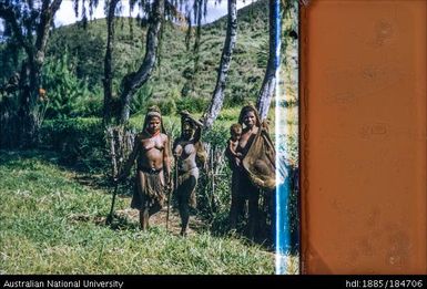 Goroka - Chimbu, Namuta Mission - women in mourning