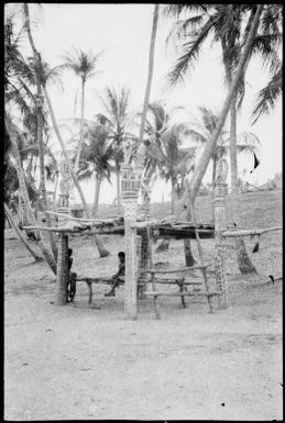 Totem pole platform, Port Moresby, Papua, ca. 1921, 2 / Sarah Chinnery