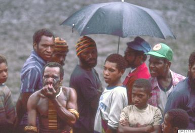 ["paraply, åskådare, fotbollsmatch, fotografi, photograph"]