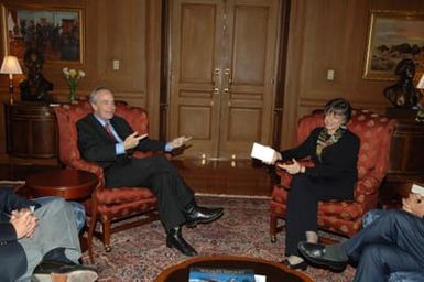 [Assignment: 48-DPA-02-26-08_SOI_K_Lingle] Secretary Dirk Kempthorne [meeting at Main Interior with delegation led by] Hawaii Governor Linda Lingle [48-DPA-02-26-08_SOI_K_Lingle_IOD_1204.JPG]