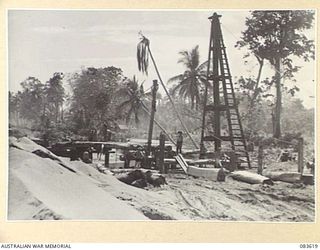 ANAMO AREA, NEW GUINEA. 1944-11-23. 2/2 FIELD COMPANY, ROYAL AUSTRALIAN ENGINEERS TROOPS ON BRIDGE CONSTRUCTION AT AN UNNAMED CREEK 400 YARDS SOUTH OF ANAMO