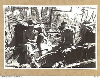 DONADABU AREA, NEW GUINEA. 1943-12-01. GUNNERS OF NO. 3, A TROOP, NO. 7 BATTERY, 2/4TH AUSTRALIAN FIELD REGIMENT TAKING THINGS EASY DURING A LULL IN THE SHOOTING AT THE COMBINED EXERCISE WITH THE ..