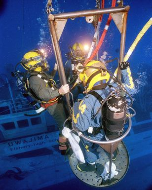 US Navy divers assigned to Mobile Diving and Salvage Unit One (MDSU-1 descend 115 feet to the ocean floor to begin their dive during recovery operations for the Japanese fishing vessel Ehime Maru off the coast of Hawaii