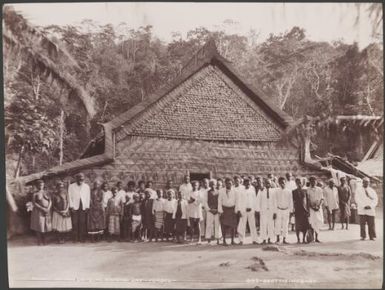 People of Mindoru gathered outside the chief's house, Ysabel, Solomon Islands, 1906 / J.W. Beattie