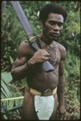 Man with fo'osae plaited cane belt and carrying a morimori club