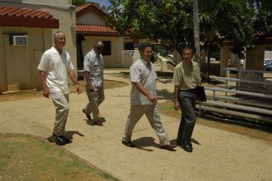 [Assignment: 48-DPA-SOI_K_Guam_6-6-7-07] Pacific Islands Tour: Visit of Secretary Dirk Kempthorne [and aides] to Guam, U.S. Territory [48-DPA-SOI_K_Guam_6-6-7-07__DI11294.JPG]