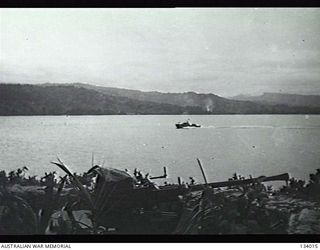 NEW GUINEA. 1944-01. A MOTOR TORPEDO BOAT (P.T. BOAT) OF THE US NAVY, COMING INTO FINSCHHAFEN ON RETURN FROM NEW BRITAIN. A 40MM BOFORS GUN (FOREGROUND) IS GUARDING THE ENTRANCE WITH FAMOUS ..