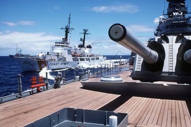 The high endurance cutter USCGC JARVIS (725) refuels from the battleship USS MISSOURI (BB-63) during underway replenishment operations. The vessels are underway off the coast of Hawaii during Exercise RimPac '88