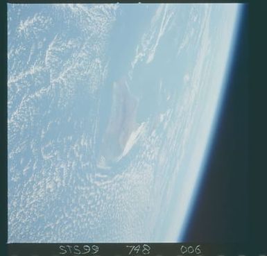 STS099-748-006 - STS-099 - Earth observation views of Hawaii taken from OV-105 during STS-99