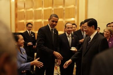 Barack Obama talks with leaders prior to the climate change breakfast in Singapore, November 15, 2009