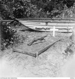 THE GRAVE, LOCATED ON THE NORTHERN BANK OF THE BUMI RIVER, OF QX16765 ACTING CORPORAL R TART, 2/15TH AUSTRALIAN INFANTRY BATTALION, WHO WAS KILLED IN ACTION ON 23 SEPTEMBER 1943. NOTE AN ..