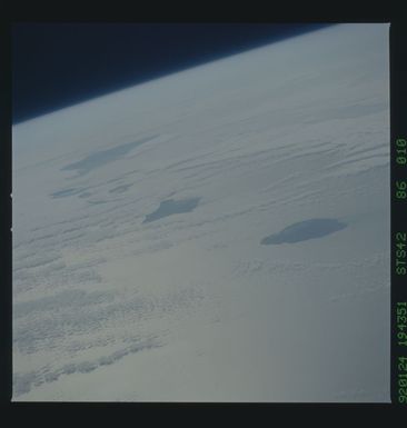 S42-86-010 - STS-042 - STS-42 earth observations