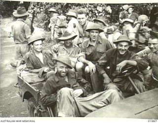 1942-12-17. PAPUA. AUSTRALIANS AND AMERICANS TOGETHER ON A JEEP NEAR SANANANDA