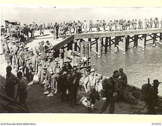 LANGEMAK BAY, NEW GUINEA. 1944-04-23. TROOPS OF THE 5TH DIVISION ABOUT TO BOARD THE AMERICAN LIBERTY SHIP DAVID E. HUGHES FOR THE JOURNEY TO SAIDOR