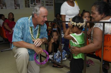 [Assignment: 48-DPA-SOI_K_Pohnpei_6-10-11-07] Pacific Islands Tour: Visit of Secretary Dirk Kempthorne [and aides] to Pohnpei Island, of the Federated States of Micronesia [48-DPA-SOI_K_Pohnpei_6-10-11-07__DI13773.JPG]