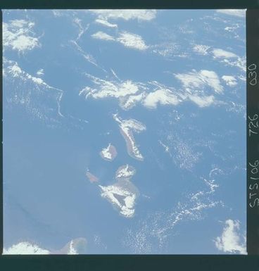 STS106-726-030 - STS-106 - The Hawaiian Island chain taken from Atlantis during STS-106.