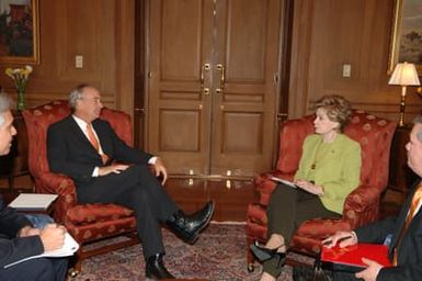 [Assignment: 48-DPA-06-25-07_SOI_K_Bordallo] Secretary Dirk Kempthorne [and aides meeting at Main Interior] with group led by Madeleine Bordallo, [Delegate from Guam to the U.S. House of Representatives] [48-DPA-06-25-07_SOI_K_Bordallo_DOI_4600.JPG]