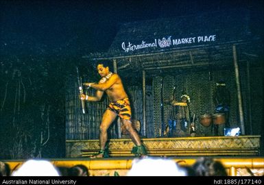 Oahu - International Market - Samoan sword dance