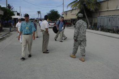 [Assignment: 48-DPA-SOI_K_Kwajalein_6-11-07] Pacific Islands Tour: Visit of Secretary Dirk Kempthorne [and aides] to Kwajalein Atoll, of the Republic of Marshall Islands [48-DPA-SOI_K_Kwajalein_6-11-07__DI14385.JPG]