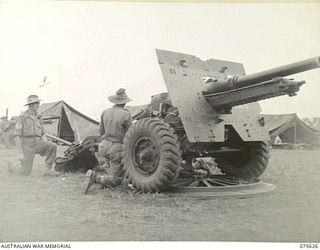 MARKHAM VALLEY, NEW GUINEA. 1944-08-28. A GUN CREW OF C TROOP, 11 BATTERY, 4TH FIELD REGIMENT, TRAINING ON ONE OF THE TROOPS 25 POUNDER GUNS. SERGEANT T. GRAY (LEFT KNEELING)