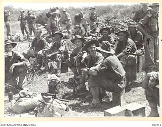 WEWAK AREA, NEW GUINEA, 1945-05-30. MEMBERS OF 2/7 COMMANDO SQUADRON ENJOYING A BEER AFTER COMING OUT OF ACTION IN THE PRINCE ALEXANDER RANGES. THEY ARE AT THE ROAD HEAD AT CAPE BORAM, AWAITING ..