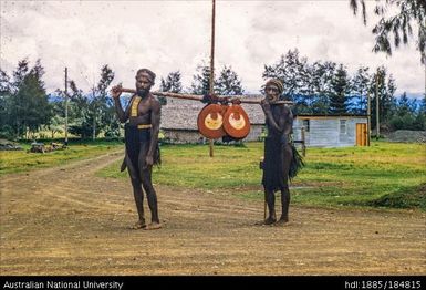 Mt Hagen - Hagen men carrying shell money