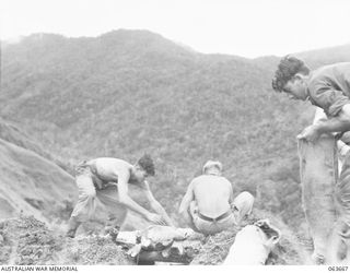 "THE PLATEAU" FARIA VALLEY, NEW GUINEA. 1944-01-11. MEMBERS OF NO. 11 PLATOON, B COMPANY, 2/9TH INFANTRY BATTALION PREPARING A BREN GUN POSITION ON THE LIP OF THE PLATEAU OVERLOOKING JAPANESE ..
