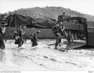 LANGEMAK BAY, NEW GUINEA. 1943-10-20. TROOPS OF THE 2/24TH AUSTRALIAN INFANTRY BATTALION, MOVING ABOARD LANDING CRAFT EN ROUTE FOR LAUNCH JETTY AND THE FINSCHHAFEN CAMPAIGN BATTLE AREA. SHOWN ARE:- ..