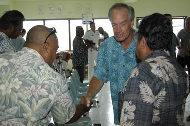 [Assignment: 48-DPA-SOI_K_Pohnpei_6-10-11-07] Pacific Islands Tour: Visit of Secretary Dirk Kempthorne [and aides] to Pohnpei Island, of the Federated States of Micronesia [48-DPA-SOI_K_Pohnpei_6-10-11-07__DI14205.JPG]