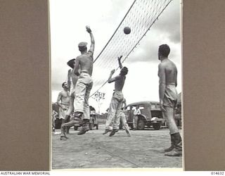 1943-04-12. NEW GUINEA. KEEPING THEMSELVES FIGHTING FIT. AMERICAN PILOTS AND CREW IN NEW GUINEA PLAYING VOLLEYBALL. IT IS A VERY STRENUOUS GAME. (NEGATIVE BY N. BROWN)