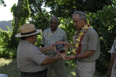 [Assignment: 48-DPA-SOI_K_Amer_Sam] Pacific Islands Tour: Visit of Secretary Dirk Kemmpthorne [and aides] to American Samoa, U.S. Territory [48-DPA-SOI_K_Amer_Sam__DI15295.JPG]