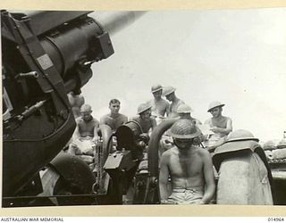 1943-06-09. NEW GUINEA. AUSTRALIAN ACK ACK CREW IN NEW GUINEA, ENJOY MAIL FROM HOME. (NEGATIVE BY N. BROWN)