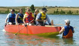 Aurora, CO July 19, 2005 Chip Havens (right), a team member and technical advisor, gives tips to memebers ofTeam Imua Polynesia who was practicing for next week's dragon boat races at Aurora Resevoir. Rick Giase/Special to the News