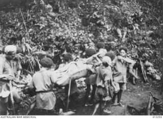 NEW GUINEA. C. 1942-09-05. AN INDICATION OF THE PRIMITIVE LINES OF COMMUNICATION AND OF THE DIFFICULTIES ENCOUNTERED IN THE MOVEMENTS OF TROOPS IS SHOWN HERE. NATIVE PORTERS (KNOWN AS FUZZY WUZZY ..