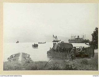 JACQUINOT BAY, NEW BRITAIN. 1944-11-04. PERSONNEL OF THE 14/32ND INFANTRY BATTALION ENGINEERING UNITS LANDING SOME OF THEIR HEAVY EQUIPMENT ON A MARSHY SECTION OF THE 6TH INFANTRY BRIGADE ..