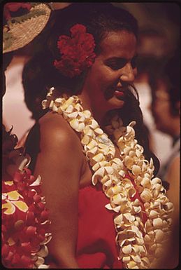 HAWAIIANS READY TO DEMONSTRATE HULA DANCE TO WAIKIKI BEACH TOURISTS