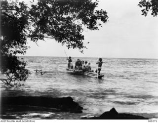 BIAMU, ORO BAY, NEW GUINEA. 1942-11-11. UNITED STATES TROOPS OF THE 1ST BATTALION, 128TH REGIMENT, 32ND UNITED STATES DIVISION LANDING AT BIAMU VILLAGE, ABOUT 17 MILES FROM BUNA, DURING THE ADVANCE ..