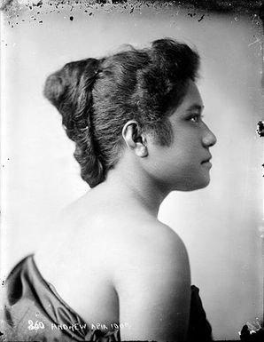 [young Samoan woman]