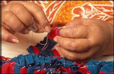 Making tivaevae taorei: sewing a row