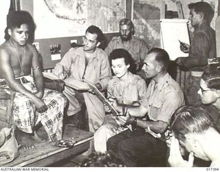 NEW GUINEA. 1944-07-07. UREA (PRONOUNCED WIRE) IS NAME OF YOUNG PAPUAN POSING FOR DRAWING CLASS. ARTISTS IN FRONT ROW ARE JEROME SCHWARTZBERG, OF N.Y.; LIEUT. LOLA RANGE, OF WESTON, ILL.; ..