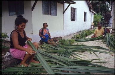 Group preparing flax, Mauke