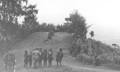 Sing sing ground above Mt Hagen, 1934, showing A.J. Bearup talking to the local people [G. Heydon]