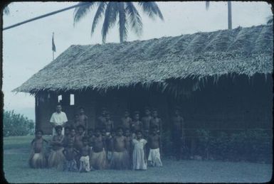 Hospital patients and staff, group portrait : Mapamoiwa Station, D'Entrecasteaux Islands, Papua New Guinea, 1956-1959 / Terence and Margaret Spencer