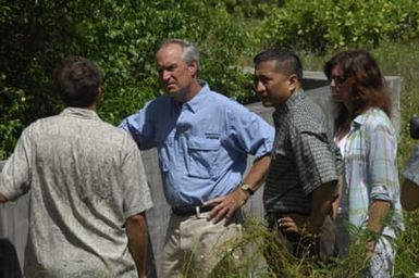 [Assignment: 48-DPA-SOI_K_Guam_6-6-7-07] Pacific Islands Tour: Visit of Secretary Dirk Kempthorne [and aides] to Guam, U.S. Territory [48-DPA-SOI_K_Guam_6-6-7-07__DI12153.JPG]