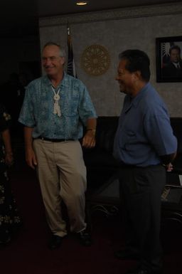 [Assignment: 48-DPA-SOI_K_Majuro_6-11-12-07] Pacific Islands Tour: Visit of Secretary Dirk Kempthorne [and aides] to Majuro Atoll, of the Republic of Marshall Islands [48-DPA-SOI_K_Majuro_6-11-12-07__DI14843.JPG]